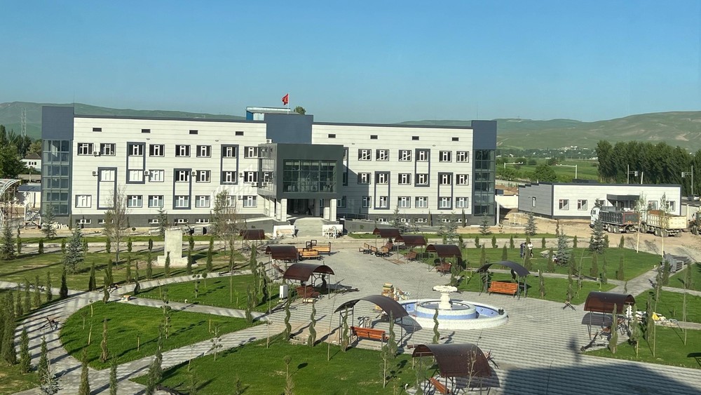 Сузактагы төрөт үйү менен балдар ооруканасынын курулушу аяктоо алдында турат (сүрөт)