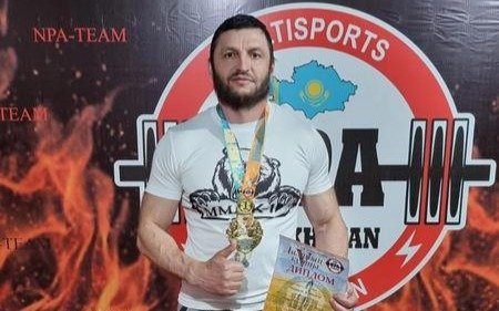 Отредактируйте и перепишите следующий заголовок: Два рекорда на Кубке Азии по пауэрлифтингу установил спортсмен из Темиртау