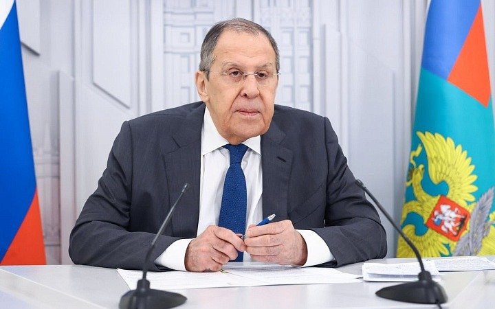 Отредактируйте и перепишите следующий заголовок: Лавров назвал предложение Путина о перемирии на День Победы «началом прямых переговоров»