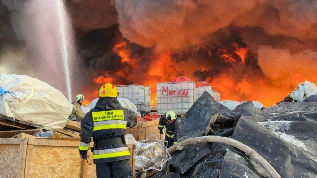 Отредактируйте и перепишите следующий заголовок: Цех загорелся в Талдыкоргане