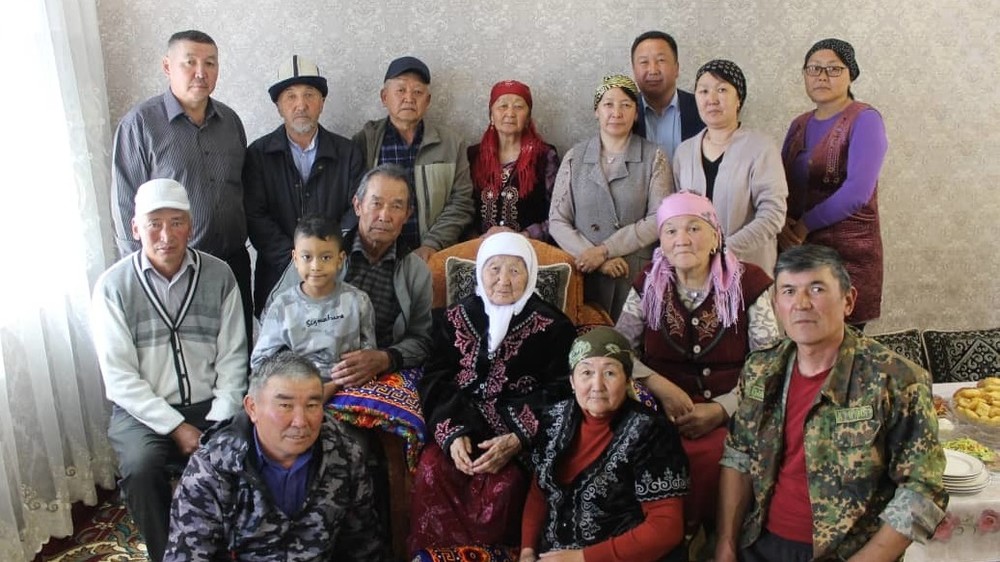 15 жыл балалуу болбогон Бурмаш Жумабаева кайсы ырым жана окуядан кийин 12 балалуу болгон?