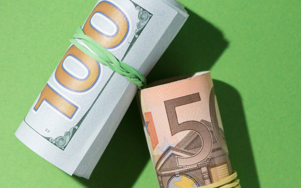 Отредактируйте и перепишите следующий заголовок: Курсы валют в обменниках Алматы и Астаны на 2 мая