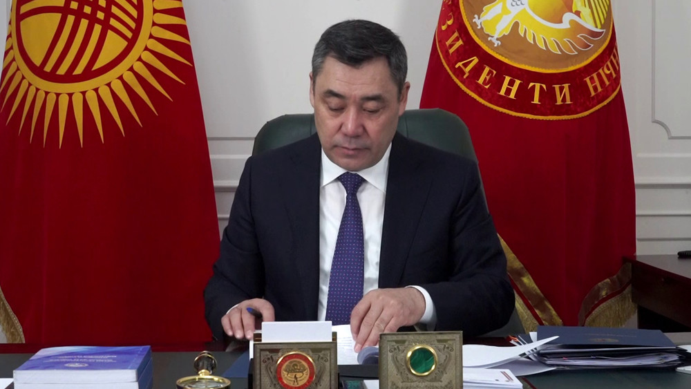 Садыр Жапаров Жол фондуна өзгөртүү киргизген мыйзамга кол койду