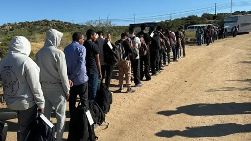 Америкада мыйзамсыз жүргөн мигранттарга өлкөдөн өз ыктыяры менен кетүү үчүн 1000 доллардан сунушталды