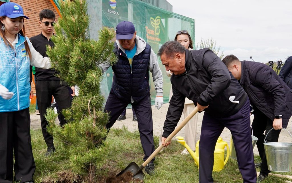 Отредактируйте и перепишите следующий заголовок: Кокшетау поддержал акцию «Таза Қазақстан»
