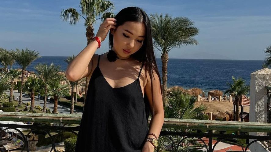 Мугалимдик кесибин таштап, Дубайда сүйүктүү жумушун тапкан Алтынайдын жашоосу