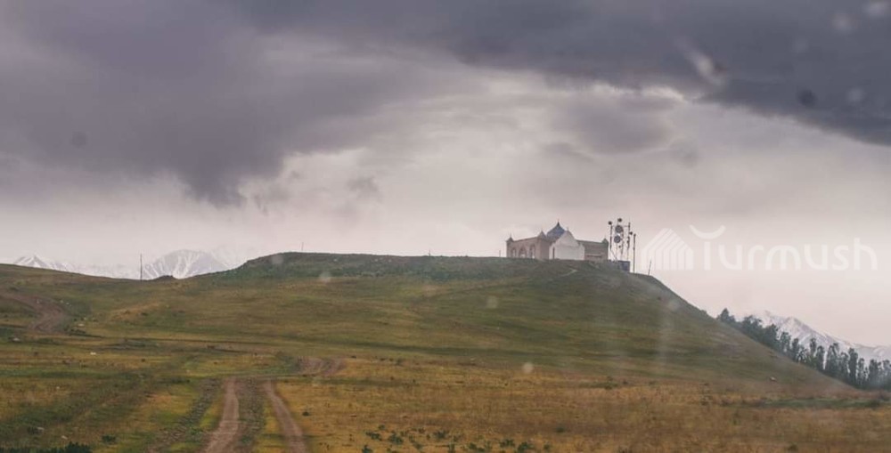 Кыдыр дарыган жерге салынган Ак үй 111 жылдан бери сакталып турат (сүрөт)