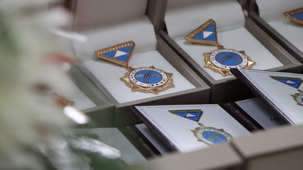 Садыр Жапаров көп балалуу энелерди «Баатыр эне» ордени менен сыйлады. Тизме