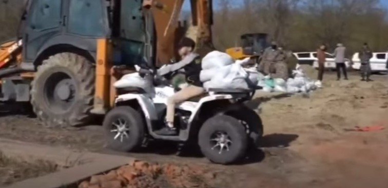 Отредактируйте и перепишите следующий заголовок: Оштрафовали родителей школьника, который помогал укреплять дамбу в СКО