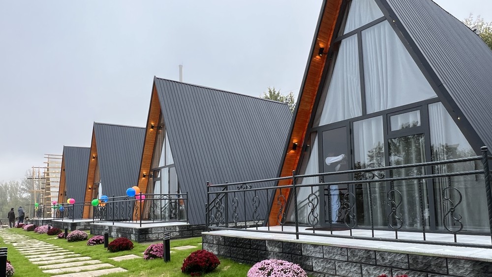 Жергиликтүү компанияга «Ала-Арча» жаратылыш сейил багындагы 0,5 га жер конок үйүн жана ресторан куруу үчүн ижарага берилет