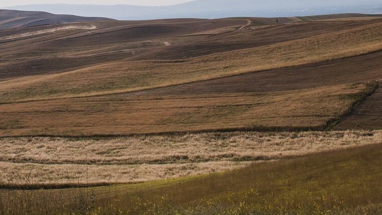 Казак жергесинде кыргыздын кайсы баатырынын сөөгү жатат?