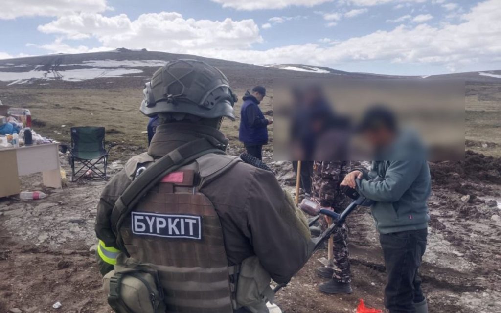 Нелегальный золотой бизнес в ВКО: шесть задержанных, изъята спецтехника