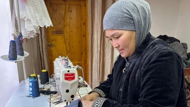 5 баланын апасы Акбермет Акматова мамлекеттен 100 миң сом алып, үйүндө тигүү цехин ачты