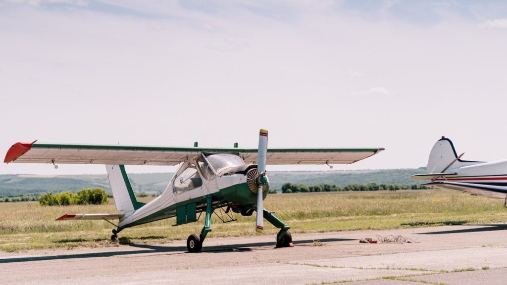 Одномоторный самолет врезался в два жилых дома в Калифорнии
