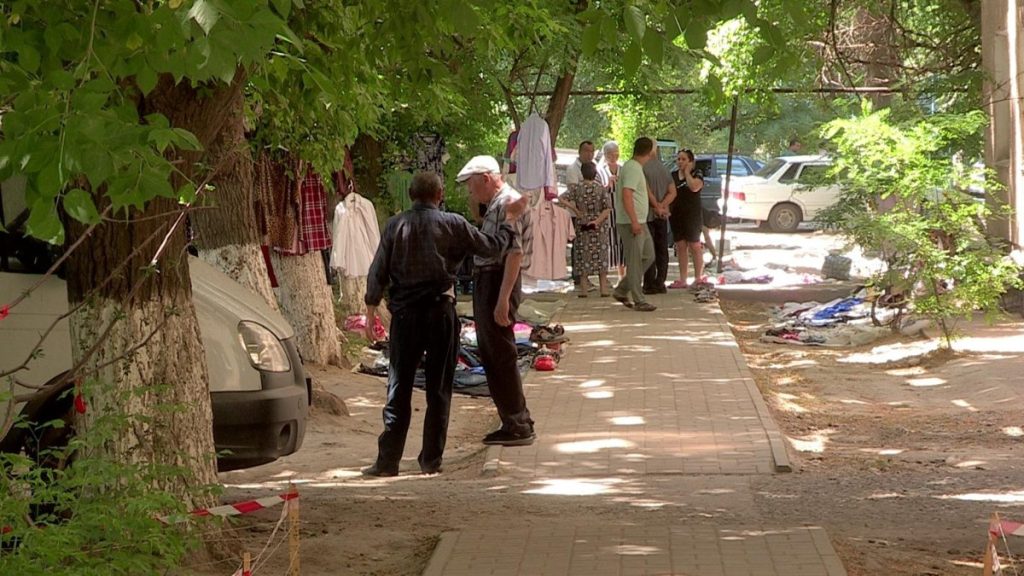 Жители многоквартирных домов требуют ликвидировать несанкционированный рынок в Шымкенте