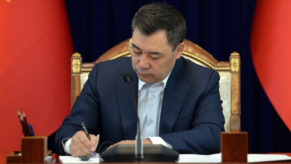 Садыр Жапаров чет өлкөлүк жарандардын укуктук абалын жөнгө салуу боюнча жарлыкка кол койду