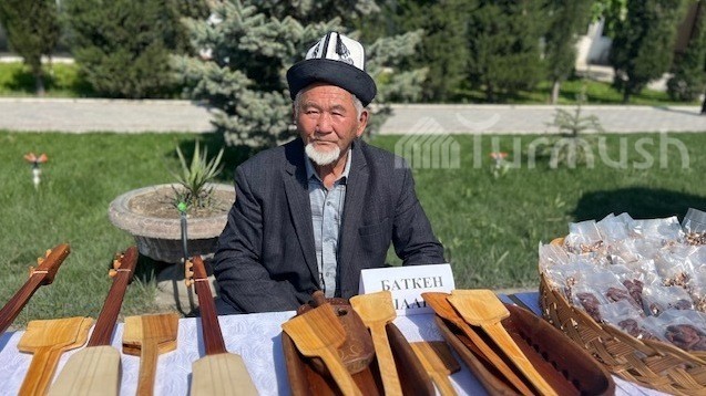 Баткендик Төлөн аксакал атасынын өнөрүн улантып, 30 жылдан бери өрүк комуздарды жасап келет