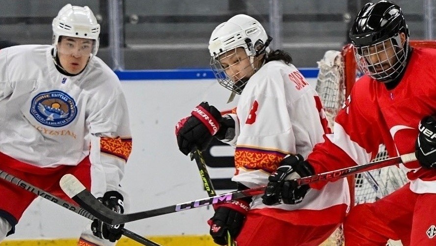 Келерки дүйнө чемпионатында Кыргызстандын хоккей боюнча курама командасы кимдер менен беттешет?