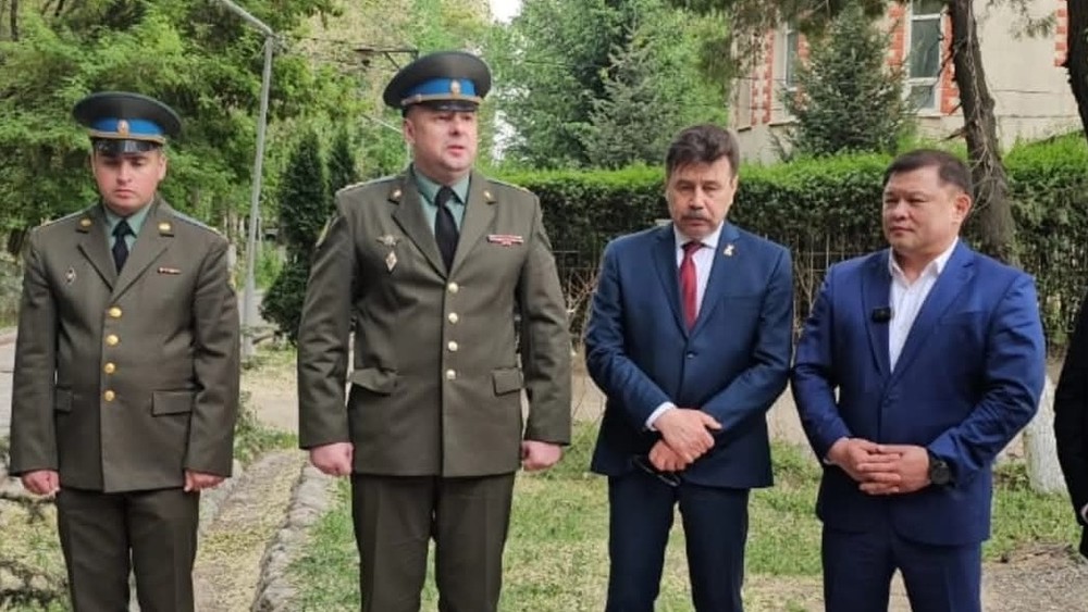 Россия элчиси Талас облусундагы мектептерге компьютер тапшырды