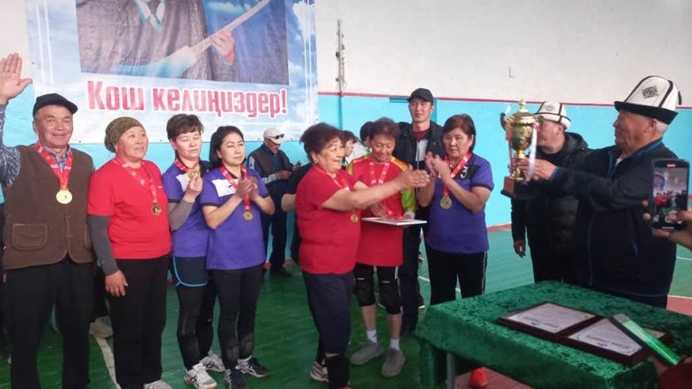Ат-Башыда Улуу Жеңиштин 80 жылдыгына карата улуу муундар арасында волейбол мелдеши өттү