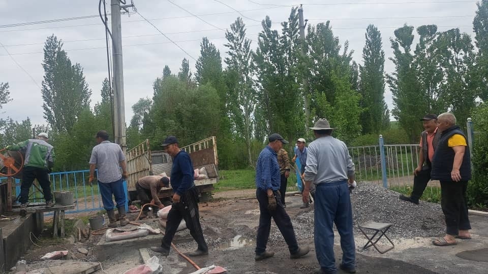 Чүйдүн Ак-Башат айылынын тургундары Улуу Жеңиштин 80 жылдыгына карата эстелик тургузууда