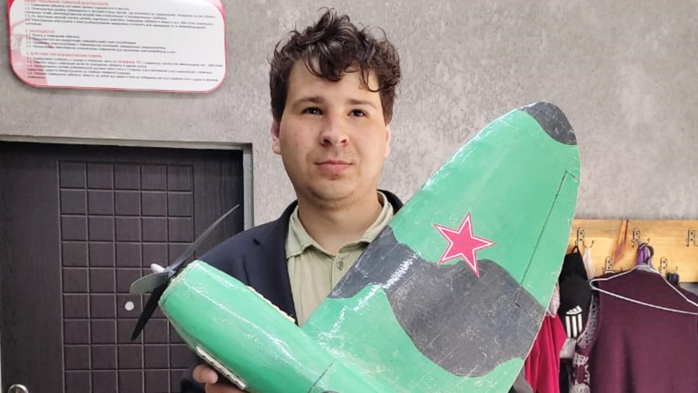 Караколдук мугалим Вадим Архипов Улуу Ата Мекендик согуштагы учактын моделин жасап чыкты