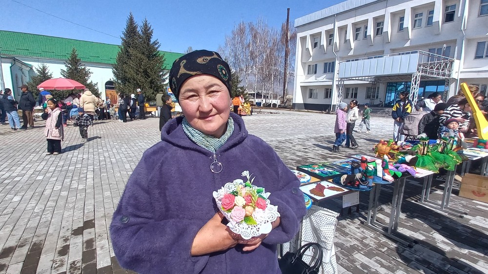 Түптүк мугалим Г.Касымова самындан сувенир жасап, кошумча каражат таап келет