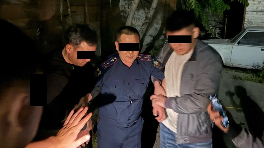 УКМК Свердлов РИИБдин тергөөчүсүн кармоо видеосун жарыялады