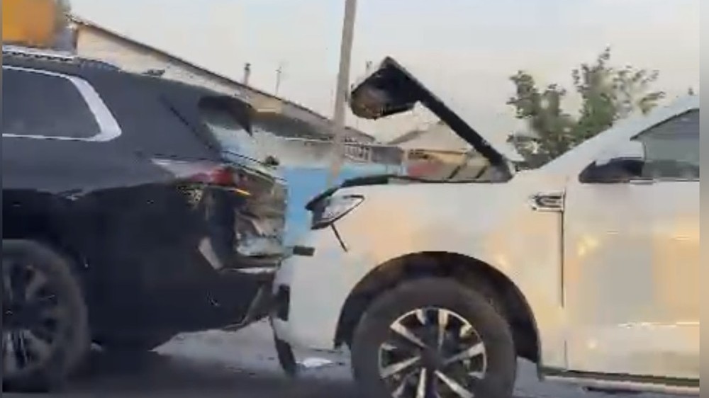 Жалал-Абадда чет өлкөлүк номердеги жол тандабастар кырсыкка учурады (видео)