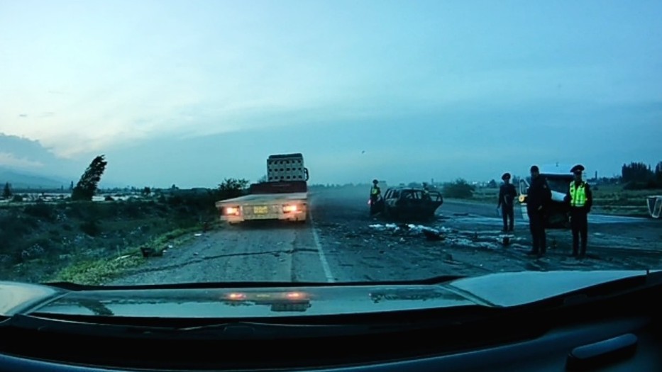 Бишкек—Нарын—Торугарт жолунда унаалар кагышып, бир адам каза болду