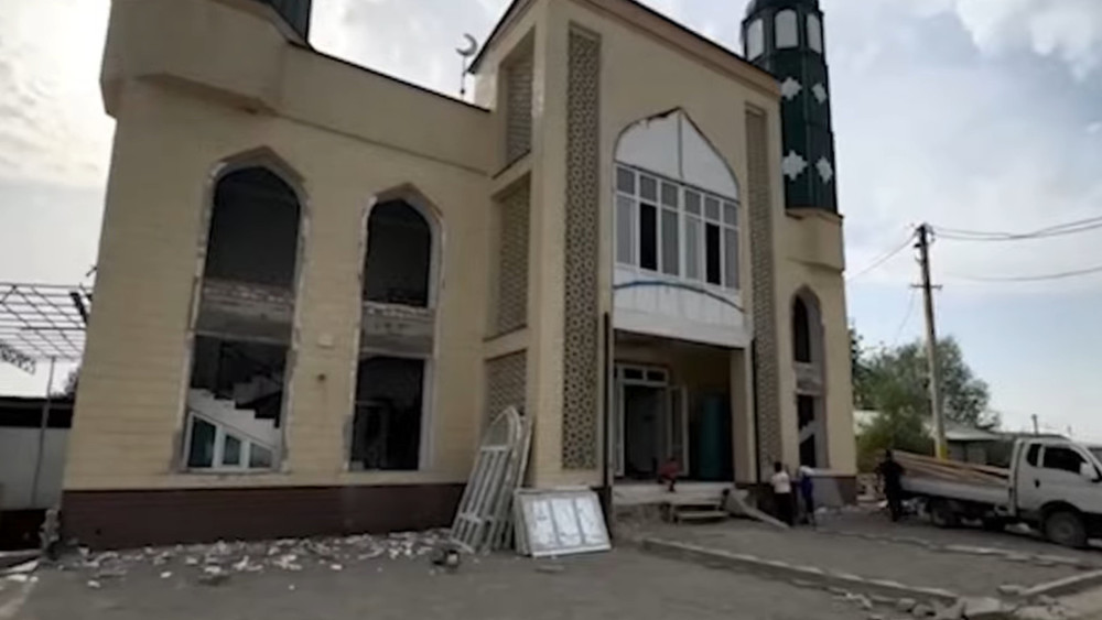 Ошто Волгоград көчөсүн кеңейтүү үчүн «Фирдаус» мечити бузула баштады (видео)