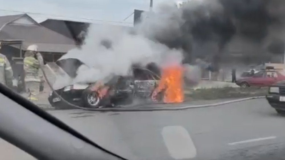 Кара-Балта шаарында жеңил унаа өрттөнүп кетти