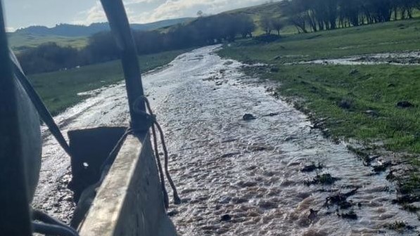 Ысык-Көлдүн Чымынды-Сай жайлоосуна кетчү жолду суу каптап, көч маалына тоскоол болууда