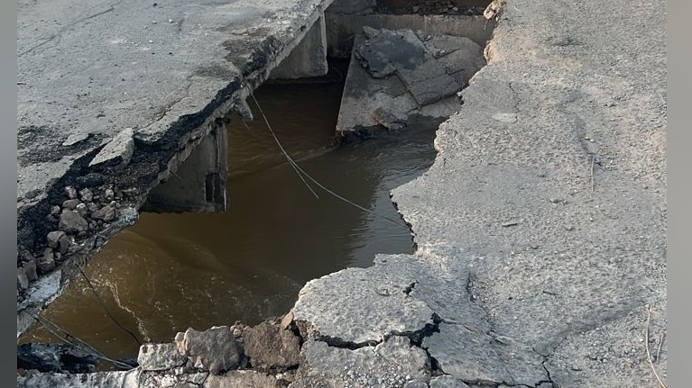 Новопакровка менен Ленин айылдарын байланыштырып турган көпүрө түшүп кетти (видео)