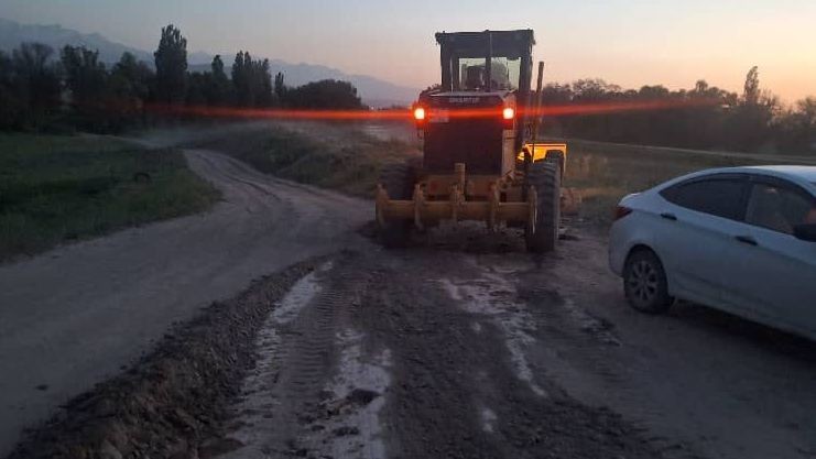 Ысык-Атанын Чоң Чүй каналындагы көпүрө бузулуп, каттам убактылуу өзгөрдү (видео)