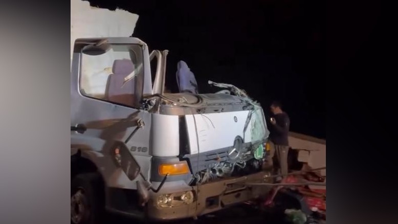 Токтогулда эки жүк ташуучу унаа бет маңдай кагышып, жабырлануучулар ооруканага жеткирилди (видео)