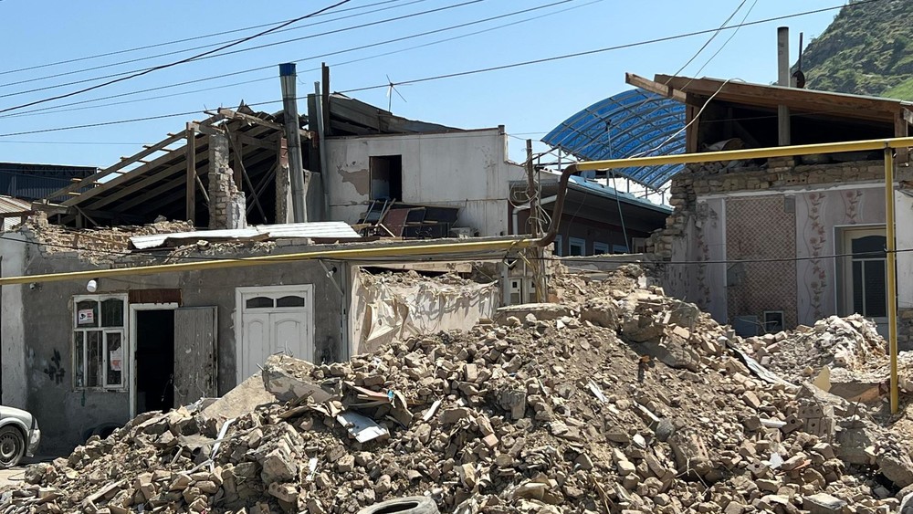 Ошто Алишер Навои көчөсүндөгү кызыл сызыкка чыгып кеткен курулуштарды бузуу иштери жүрүп жатат