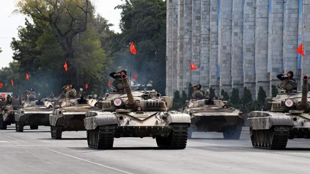 Парад үчүн аскердик техника Токмоктон Бишкекке жеткирилип, кечинде бир катар көчө жабылат