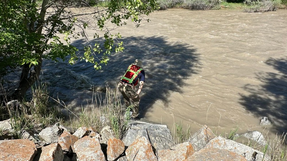 Видео — Алайдагы Гүлчө дарыясынан наристенин сөөгүн алып чыгышты