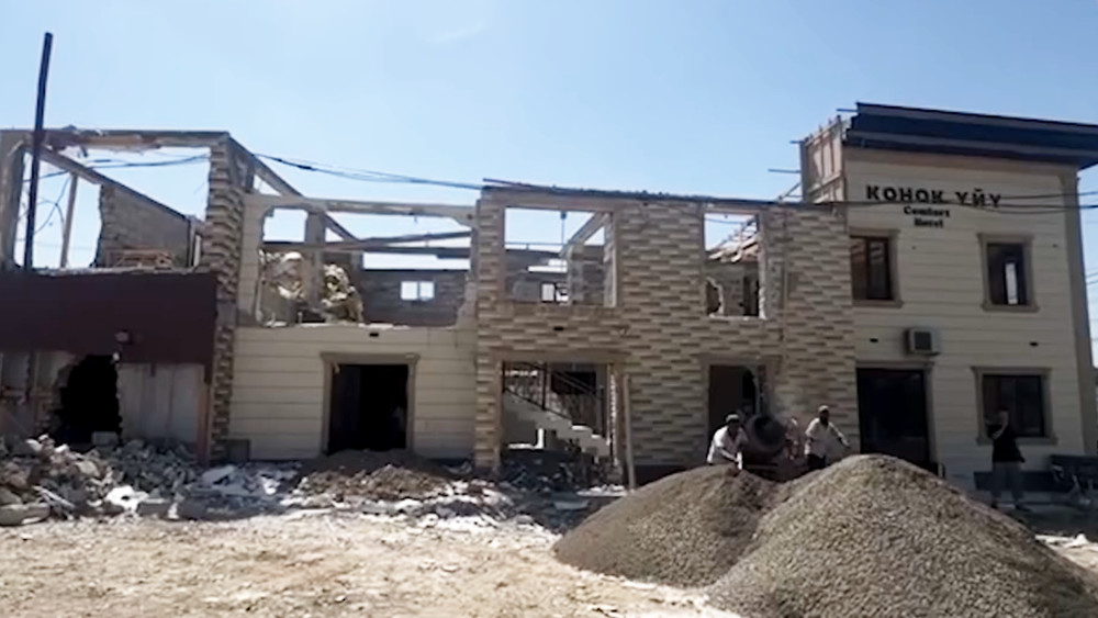 Ош шаарындагы көчөнү кеңейтүү үчүн конок үйдүн бир бөлүгү буздурулуп жатат