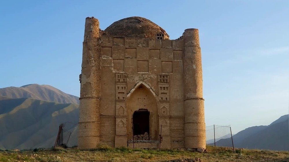 Таласта Арзымат байдын Кашгардан уста чакырып салдырган күмбөзү урап жатат