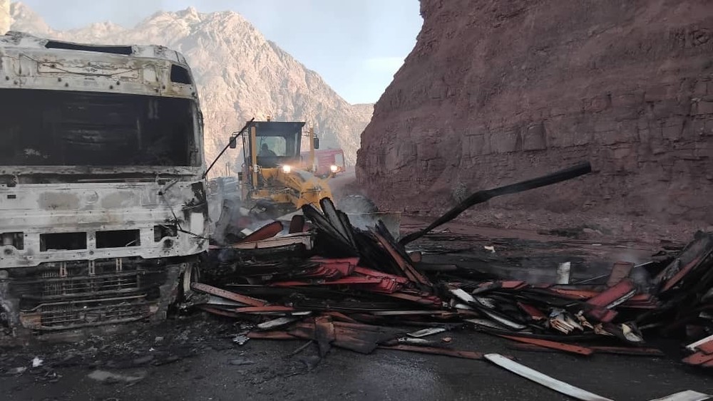 Бишкек—Ош жолунда курулуш материалдары жүктөлгөн оор жүк ташуучу унаа өрттөнүп кетти