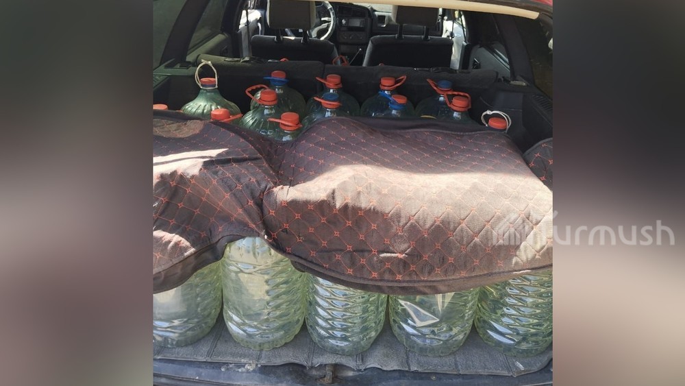 Чүйдө жол жээгинде мыйзамсыз сатылып жаткан 1 тонна күйүүчү май аныкталып, айып пул салынды