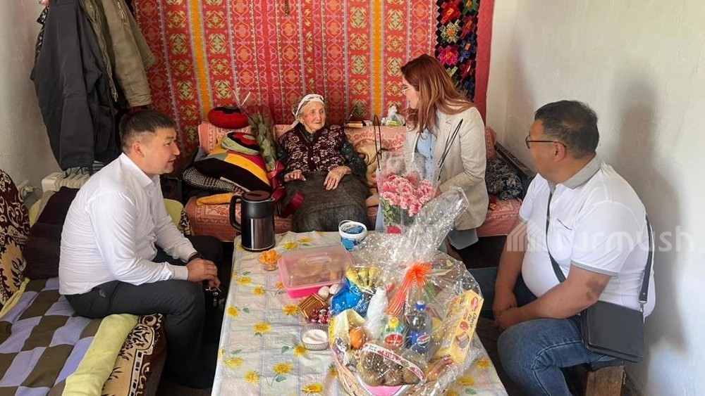 Ысык-Атада Улуу Ата Мекендик согуштун ардагерлеринин жесирлерине белектер тапшырылды