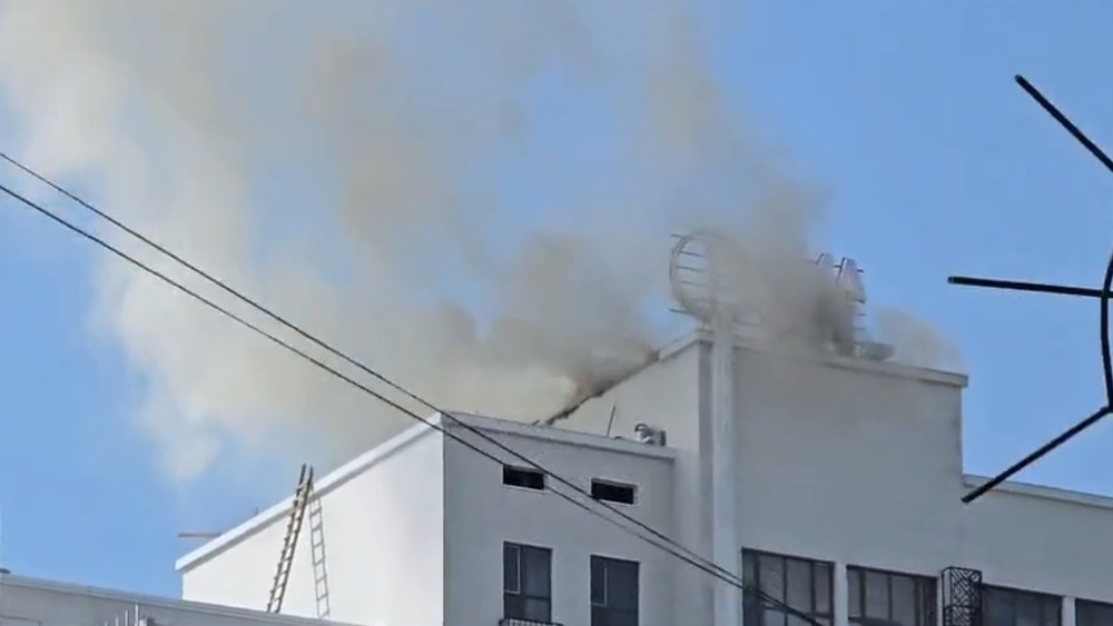 Ошто көп кабаттуу турак үйдүн чатырынан өрт чыкты (видео)