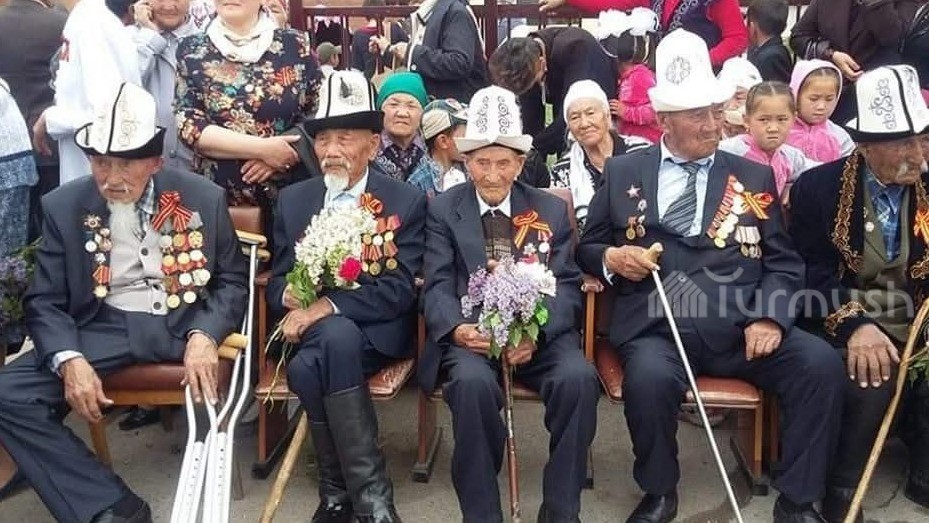 Кочкордо Улуу Жеңиштин 80 жылдыгына карата патриоттук ырлар окулуп, гүлдөр отургузулду