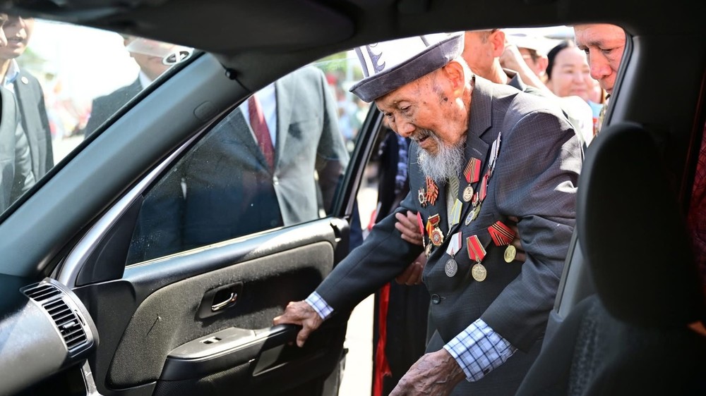 Сузакта жалгыз ардагер Мамасалы Жумаевге «Honda CR-V» унаасы белекке берилди