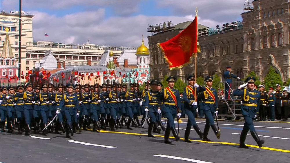 Сүрөт — Кыргызстандын Улуттук гвардиясынын Ардактуу кароолу Кызыл аянттагы парадда