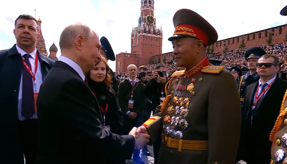 Путин Жеңиш парадынан кийин Түндүк Кореянын аскерлери менен баарлашты