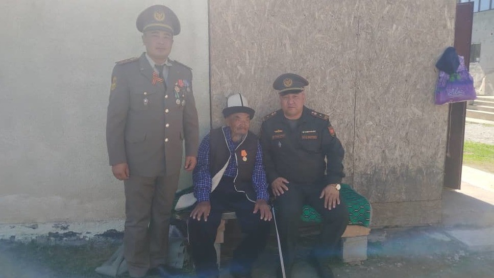 Ат-Башыдагы ардагерлерге Улуу Жеңиштин 80 жылдыгына арналган медалдар тапшырылды